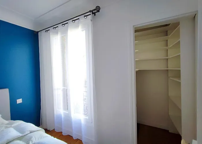 16 Near Eiffel Tower And Arc De Triomphe *