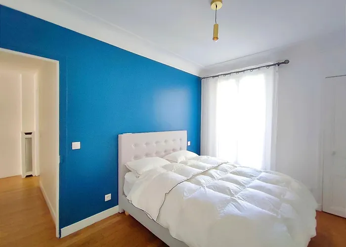 16 Near Eiffel Tower And Arc De Triomphe Paris