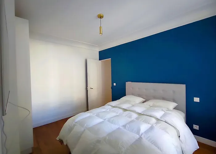 16 Near Eiffel Tower And Arc De Triomphe * Paris