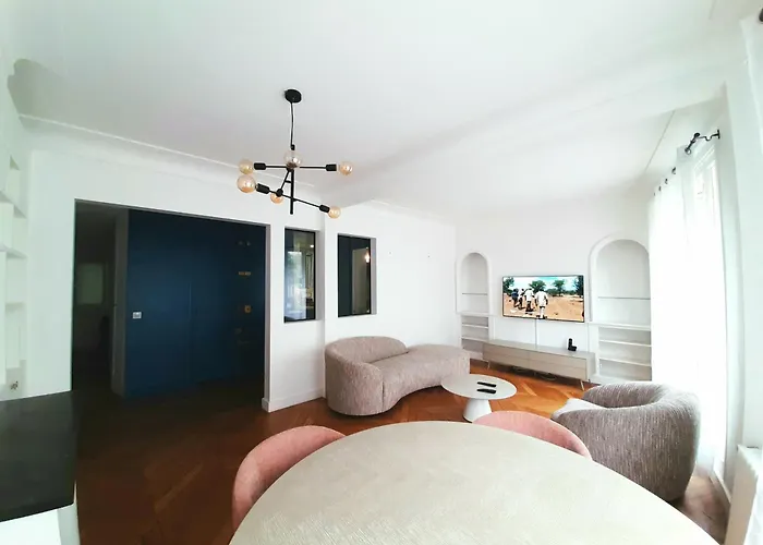 16 Near Eiffel Tower And Arc De Triomphe