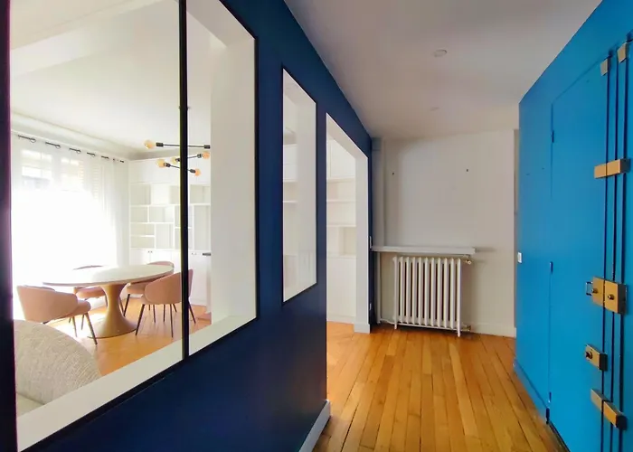 16 Near Eiffel Tower And Arc De Triomphe * Paris