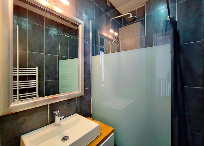 16 Near Eiffel Tower And Arc De Triomphe